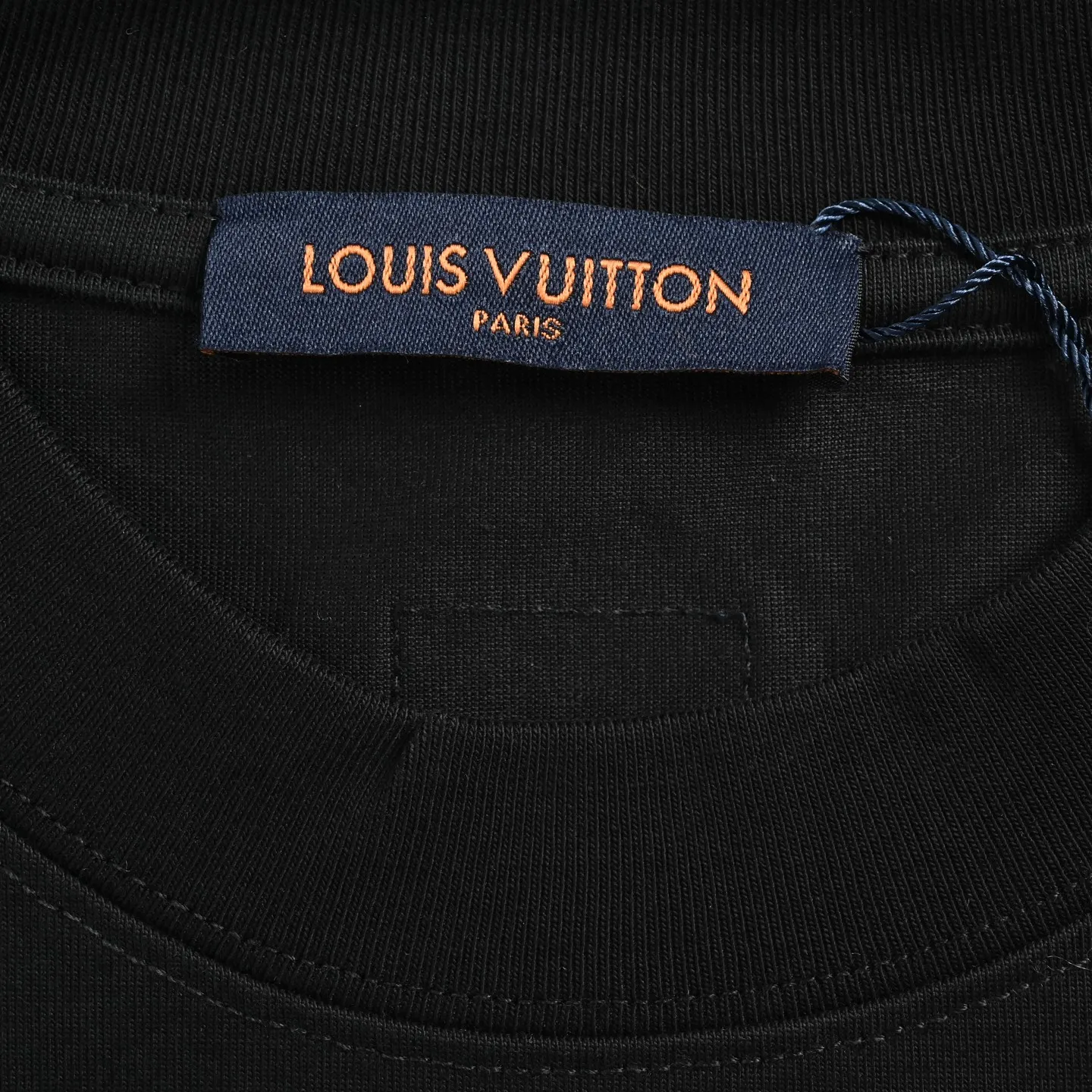 Louis Vuitton/Louis Vuitton short sleeves with small logo on the chest and letter embroidery on the back